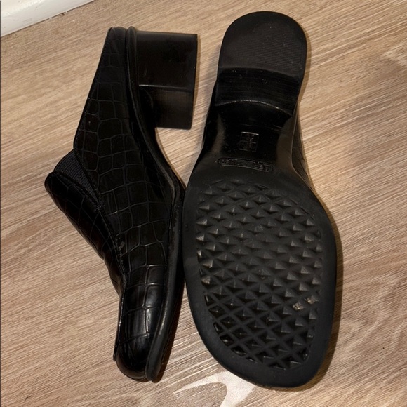AEROSOLES Black Heels with Crocodile Texture - Picture 3 of 3